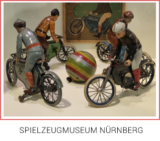 Eine kleine Gruppe von Blechmotorradfahrern